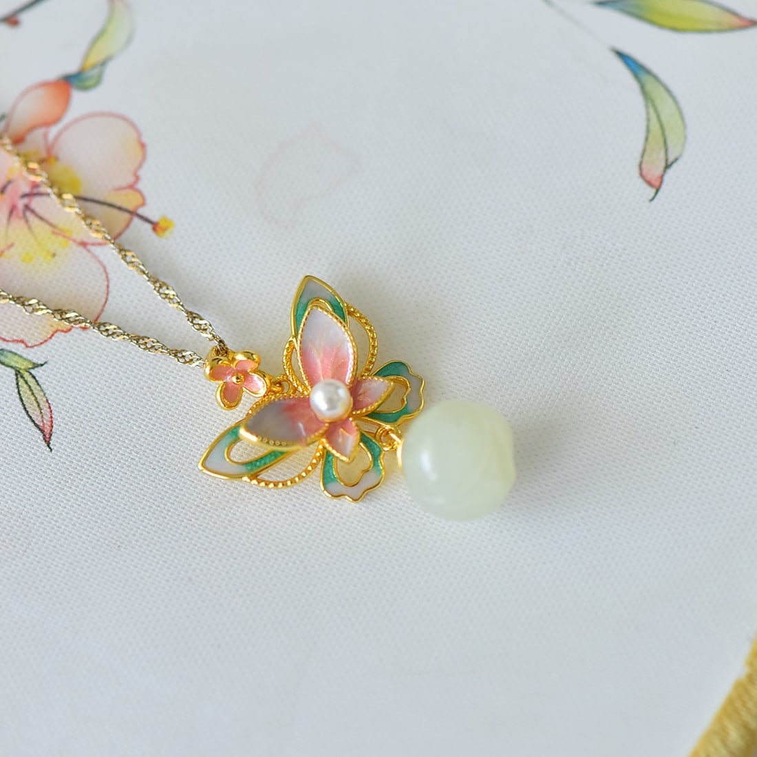 A Pair of Exquisite Sterling Silver Inlaid White Jade Butterfly Pattern Earrings: A Pair of Exquisite Sterling Silver Inlaid White Jade Butterfly Pattern Earrings 一对纯银镶白玉蝴蝶纹耳环