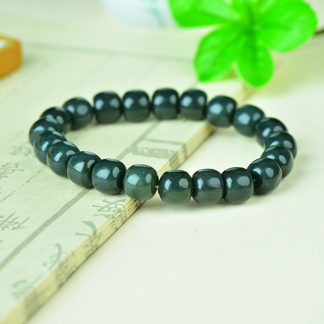 An Exquisite Sapphire Bracelets: An Exquisite Sapphire Bracelets,Size:0.3inx0.4in,0.4inx0.4in,0.5inx0.5in 寓意:吉祥如意 青玉手串