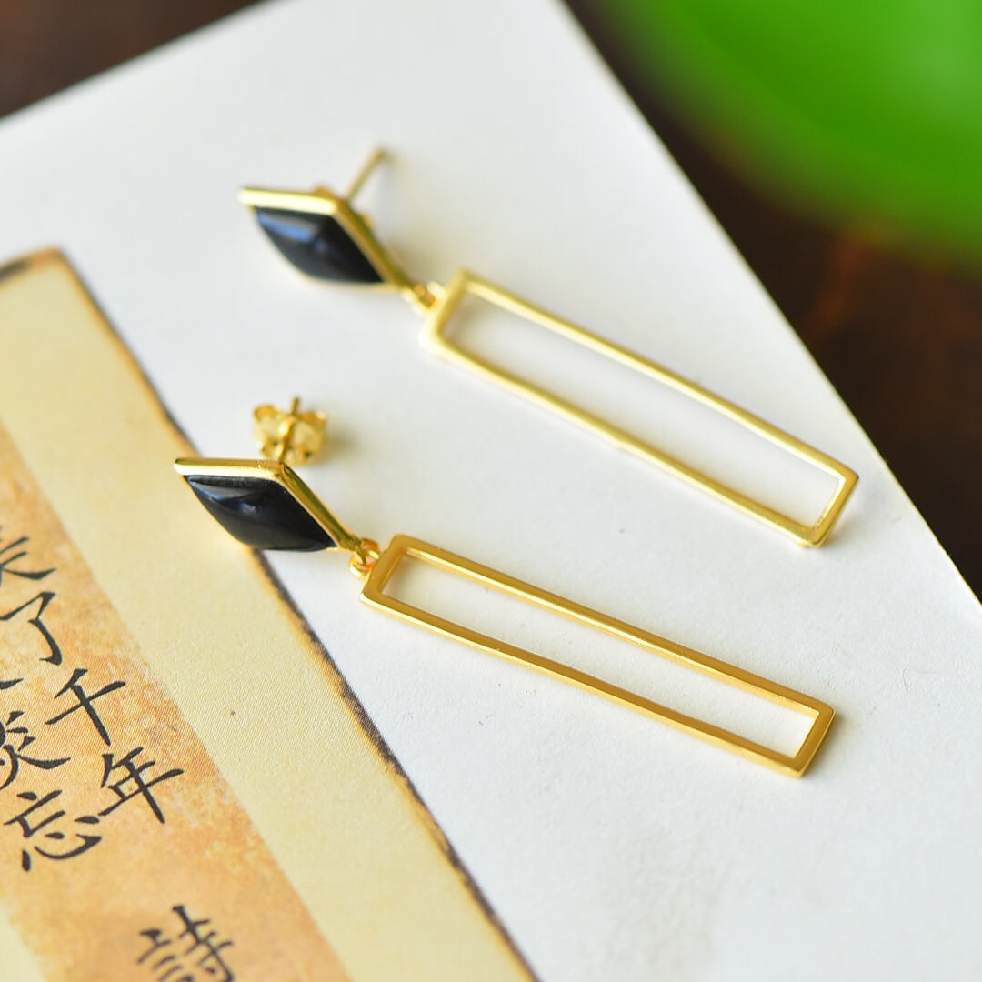 A Pair of Exquisite Sterling Silver-Gold Plated Inlaid Black Jade Earrings: A Pair of Exquisite Sterling Silver-Gold Plated Inlaid Black Jade Earrings,Size:0.3inx1.9in 一对纯银镀金镶墨玉耳环