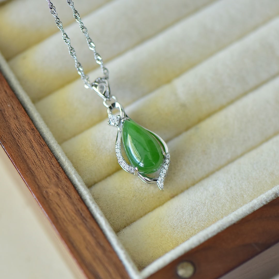 An Exquisite Sterling Silver Inlaid Jasper Necklace,Inlaid Diamond: An Exquisite Sterling Silver Inlaid Jasper Necklace,Inlaid Diamond,Size:0.3inx0.6in 纯银镶碧玉项链,嵌钻石