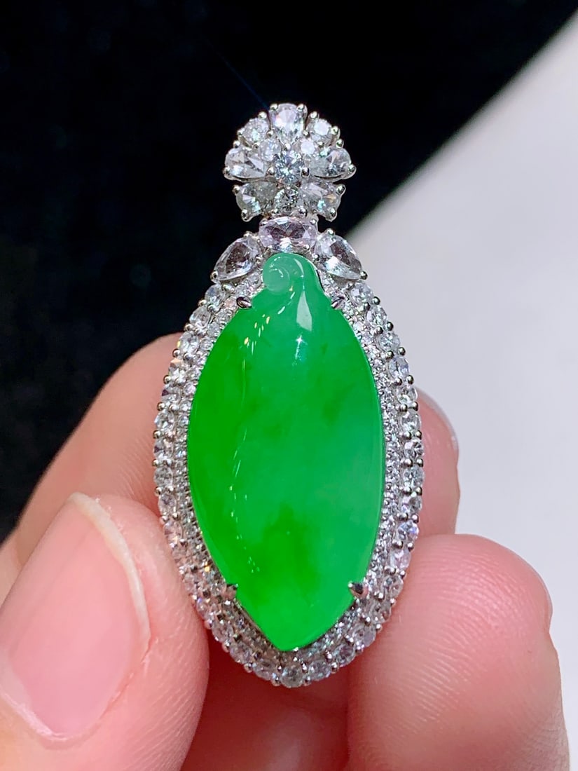 An Exquisite 18k Gold Diamond Inlaid Jadeite Pendant: An Exquisite 18k Gold Diamond Inlaid Jadeite Pendant,Size(Loose Stone):0.8inx0.4inx0.2in 18k金钻镶嵌翡翠吊坠