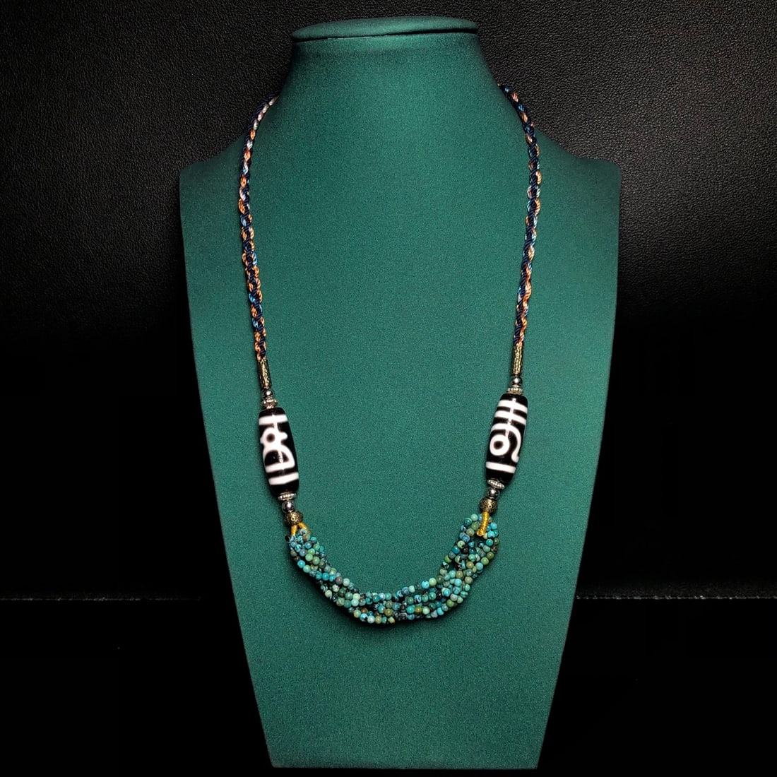 A Precious Dzi Bead Necklace - 9