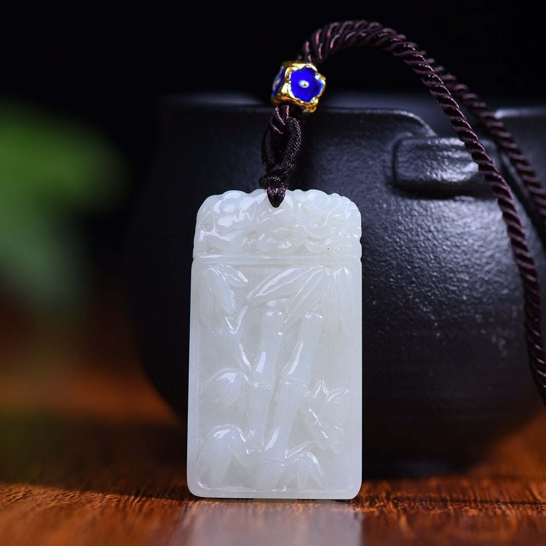 An Exquisite White Jade Pendant: An Exquisite White Jade Pendant,Size:1.5inx0.9in 白玉挂件