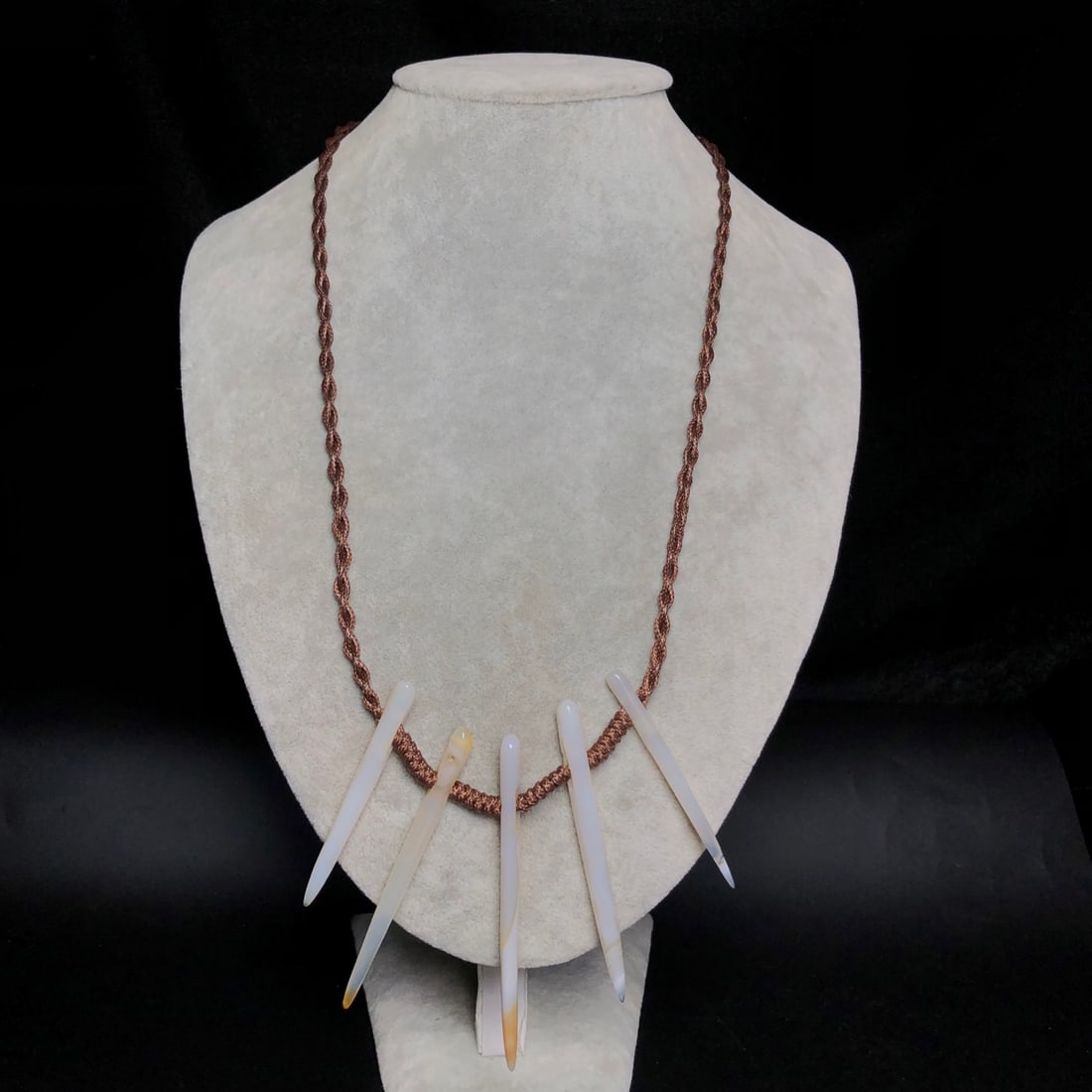 A Precious Agate Necklace - 8