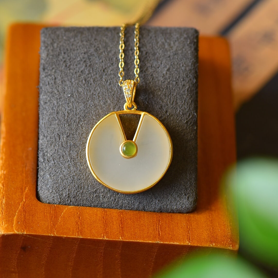 An Exquisite Sterling Silver-Gold Plated Inlaid White Jade Necklace,Inlaid Diamond: An Exquisite Sterling Silver-Gold Plated Inlaid White Jade Necklace,Inlaid Diamond,Size:0.8inx1.1in 纯银镀金镶白玉项链,嵌钻石