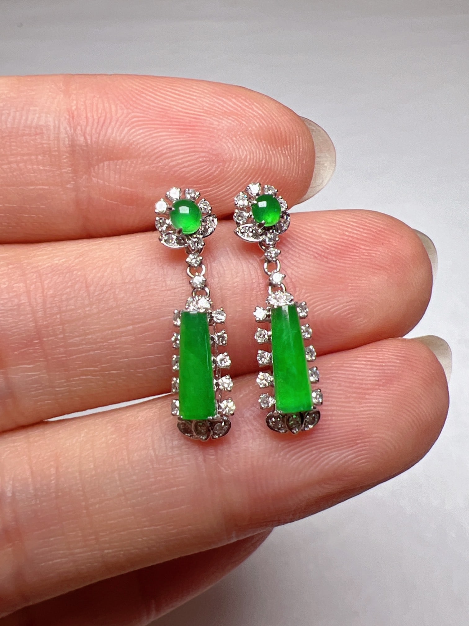 A Pair of Exquisite 18k Gold Diamond Inlaid Jadeite Earrings: A Pair of Exquisite 18k Gold Diamond Inlaid Jadeite Earrings,Size(Loose Stone):0.3inx0.1in 一对18k金钻镶嵌翡翠耳环