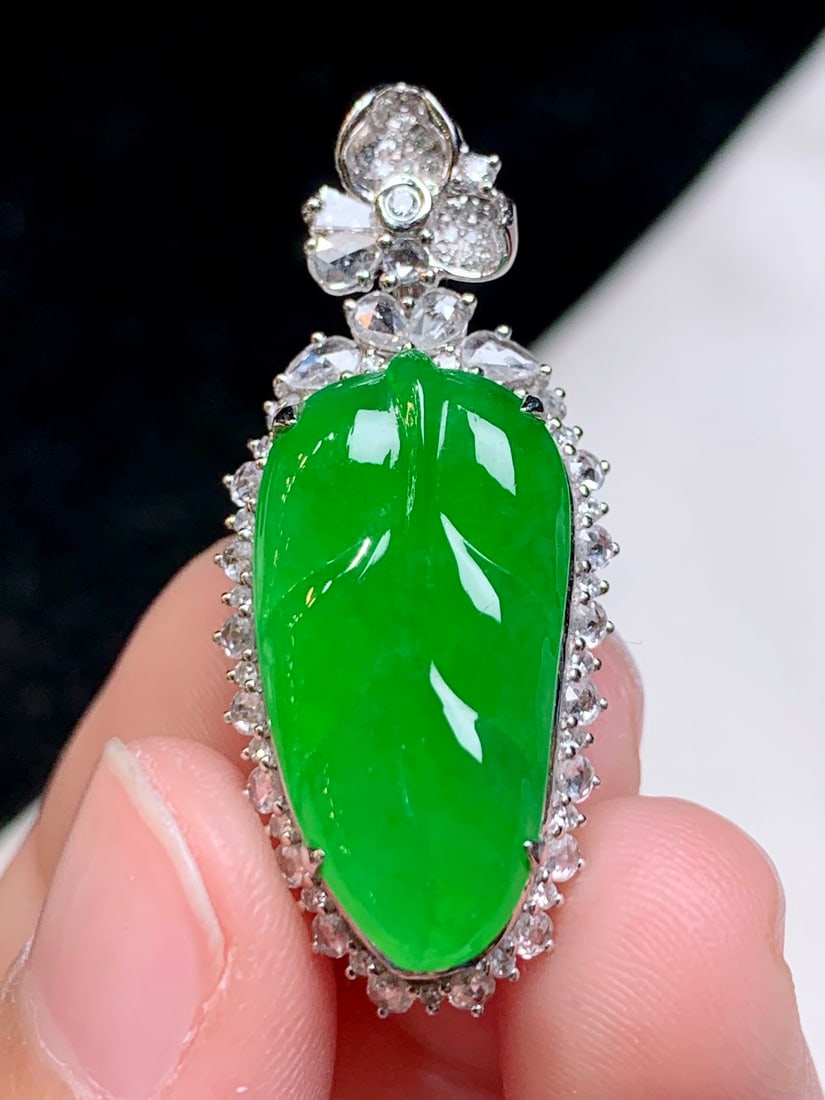 An Exquisite 18k Gold Diamond Inlaid Jadeite Pendant: An Exquisite 18k Gold Diamond Inlaid Jadeite Pendant,Size(Loose Stone):0.9inx0.4inx0.1in 18k金钻镶嵌翡翠吊坠