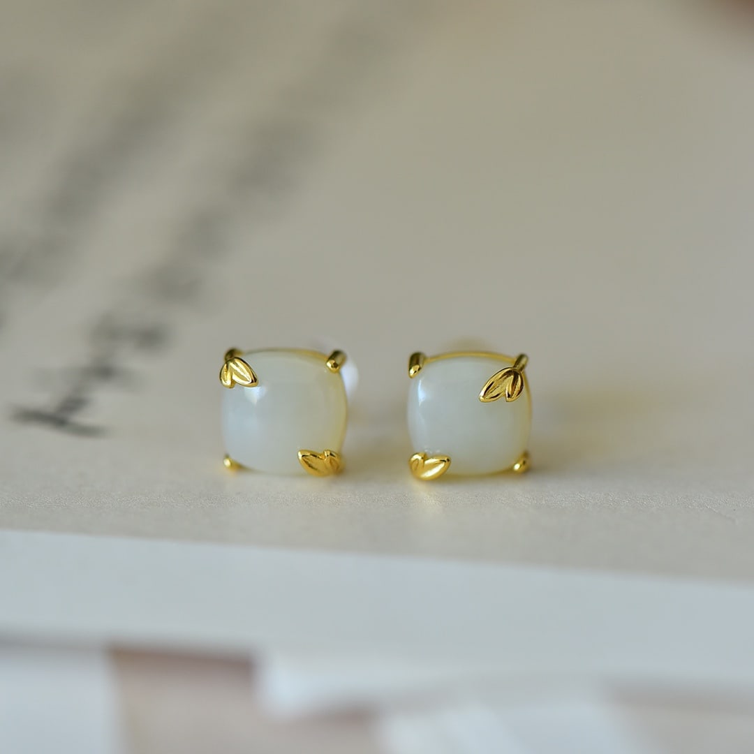 A Pair of Exquisite Sterling Silver-Gold Plated Inlaid White Jade Earrings: A Pair of Exquisite Sterling Silver-Gold Plated Inlaid White Jade Earrings,Size:0.3inx0.3in 一对纯银镀金镶白玉耳环