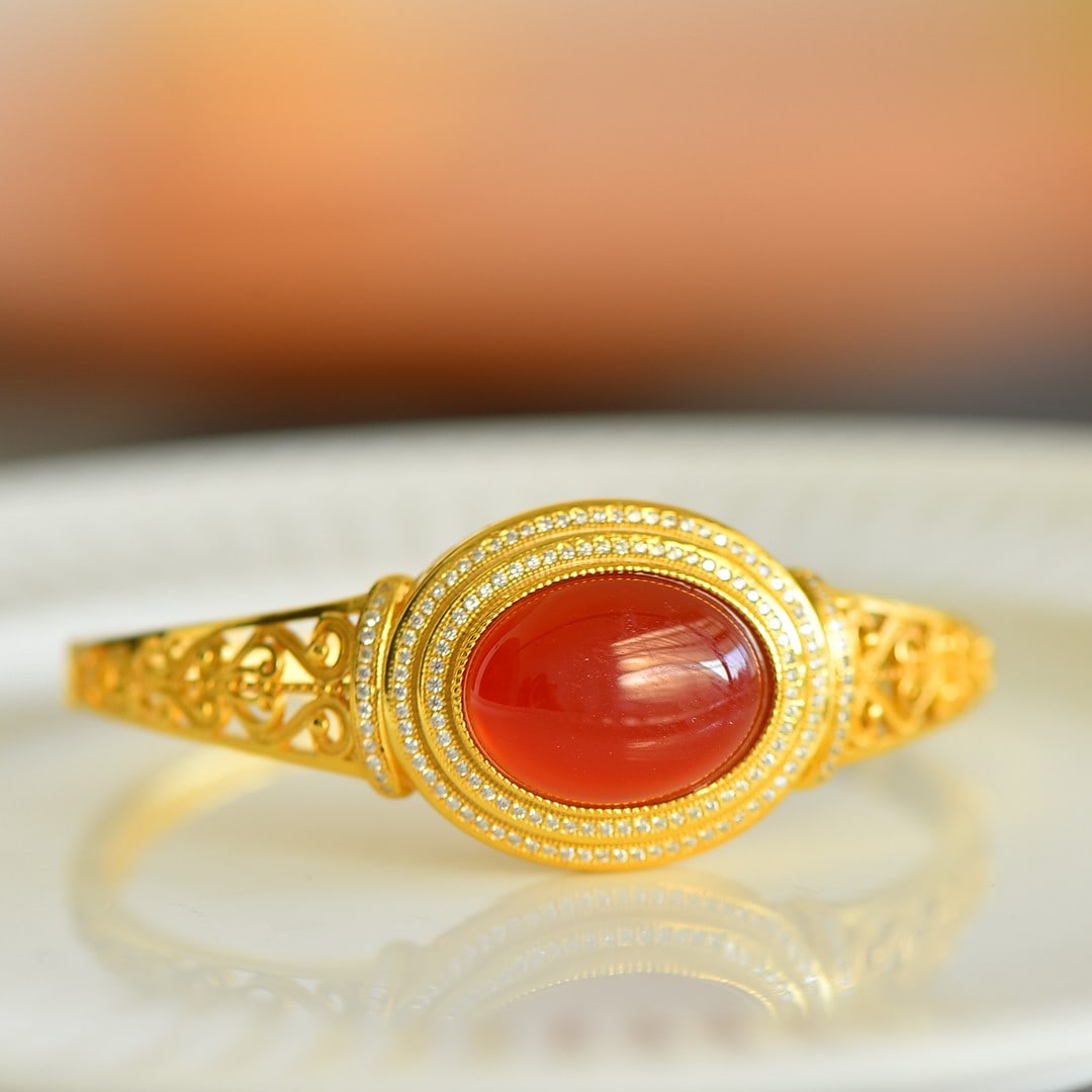 An Exquisite Sterling Silver-Gold Plated Inlaid Agate Bracelets: An Exquisite Sterling Silver-Gold Plated Inlaid Agate Bracelets 纯银镀金镶玛瑙手镯