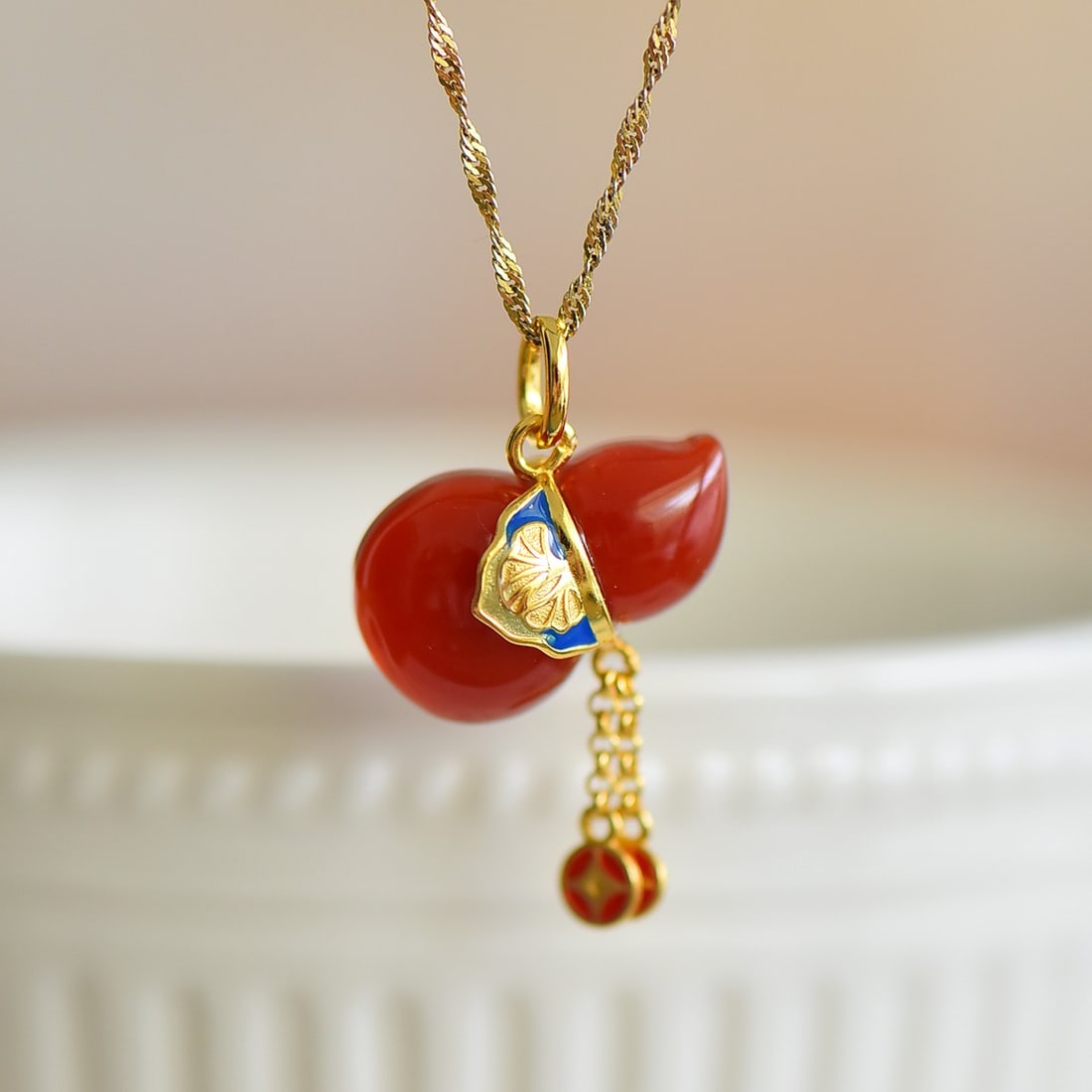 An Exquisite Sterling Silver-Gold Plated Inlaid Agate Gourd Pendant: An Exquisite Sterling Silver-Gold Plated Inlaid Agate Gourd Pendant,Size:0.5inx0.8in 寓意:着家人身体健康、长命百岁