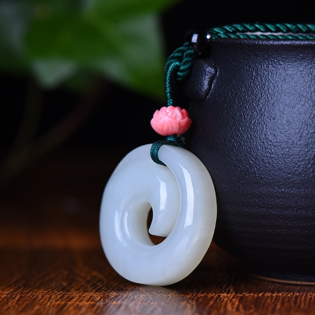 An Exquisite White Jade Pendant - 3