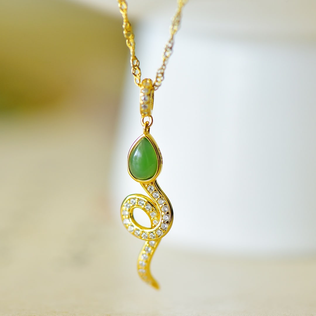 An Exquisite Sterling Silver-Gold Plated Inlaid Jasper Pendant,Inlaid Diamond: An Exquisite Sterling Silver-Gold Plated Inlaid Jasper Pendant,Inlaid Diamond 纯银镀金镶碧玉项链,嵌钻石