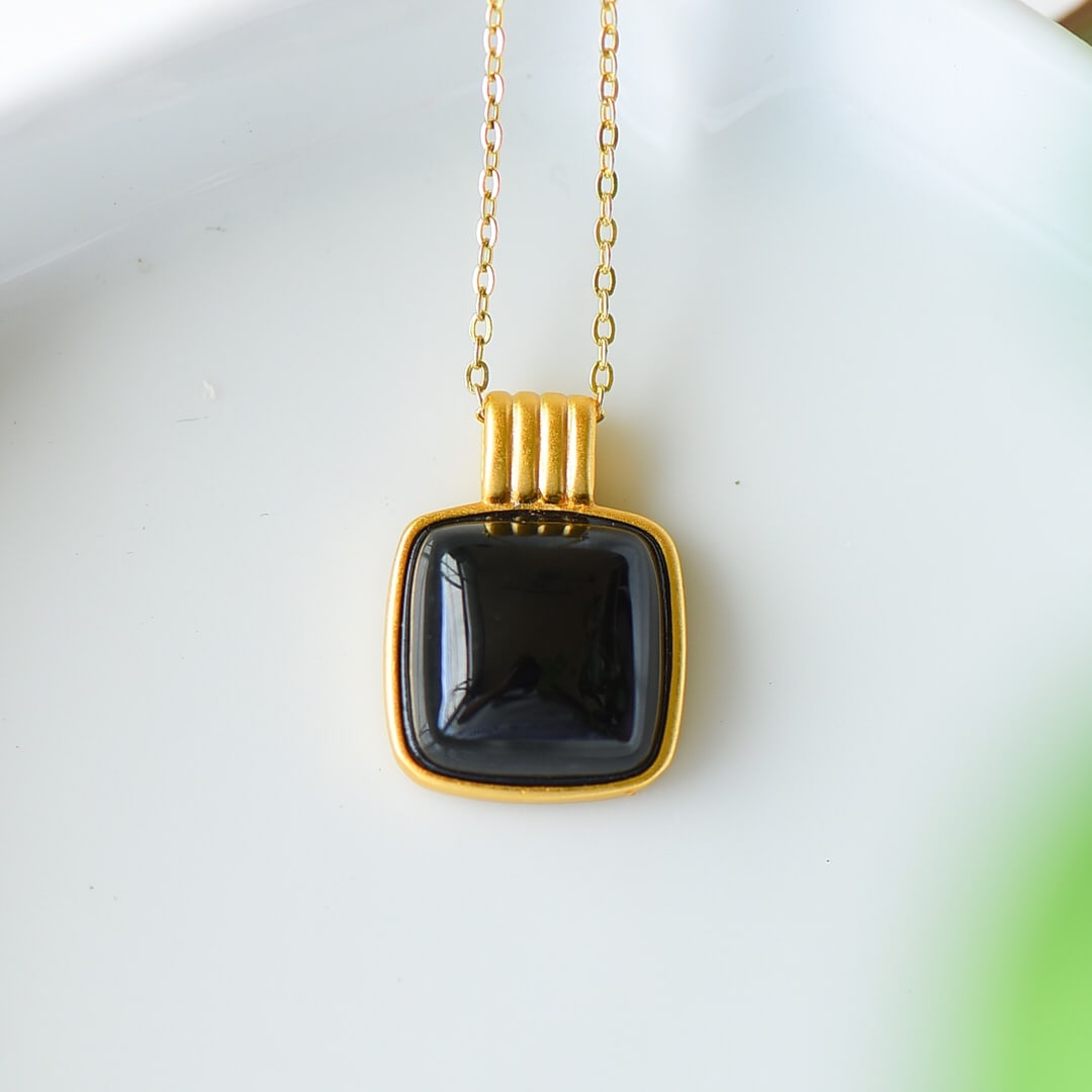 An Exquisite Sterling Silver-Gold Plated Inlaid Black Jade Necklace: An Exquisite Sterling Silver-Gold Plated Inlaid Black Jade Necklace,Size:0.6inx0.7in 纯银镀金镶墨玉项链