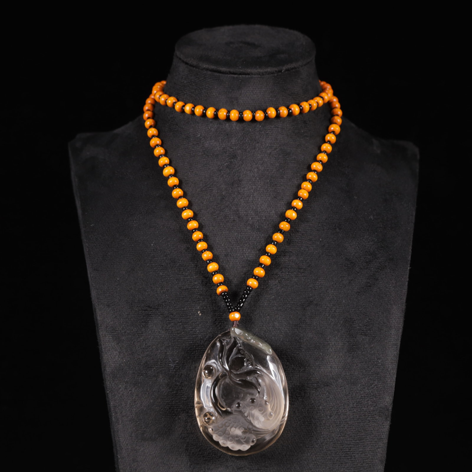 An Exquisite Crystal Flower Pattern Pendant: An Exquisite Crystal Flower Pattern Pendant,Size:1.6inx0.8inx2.4in,Weight:84g 水晶花卉纹挂件