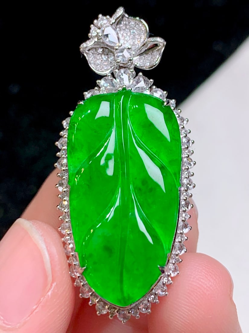 An Exquisite 18k Gold Diamond Inlaid Jadeite Pendant: An Exquisite 18k Gold Diamond Inlaid Jadeite Pendant,Size(Loose Stone):1inx0.5in 18k金钻镶嵌翡翠吊坠