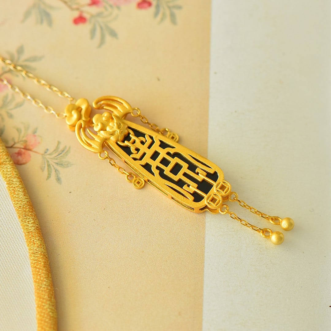 An Exquisite Sterling Silver-Gold Plated Inlaid Black Jade Pendant: An Exquisite Sterling Silver-Gold Plated Inlaid Black Jade Pendant 纯银镀金镶黑玉吊坠