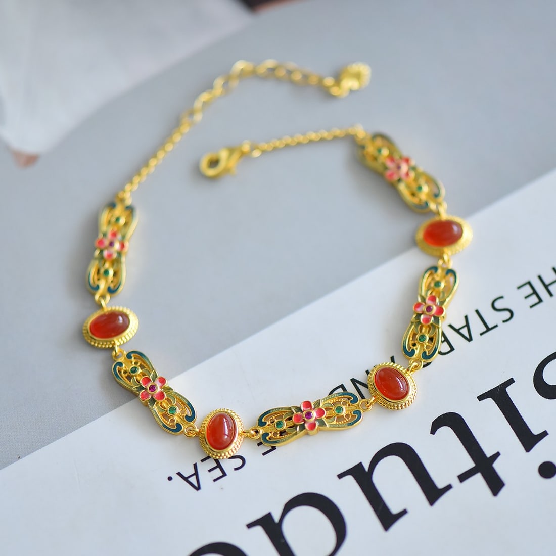 An Exquisite Sterling Silver-Gold Plated Inlaid Agate Bracelets: An Exquisite Sterling Silver-Gold Plated Inlaid Agate Bracelets,Size:0.2inx0.2in 纯银镀金镶玛瑙手链
