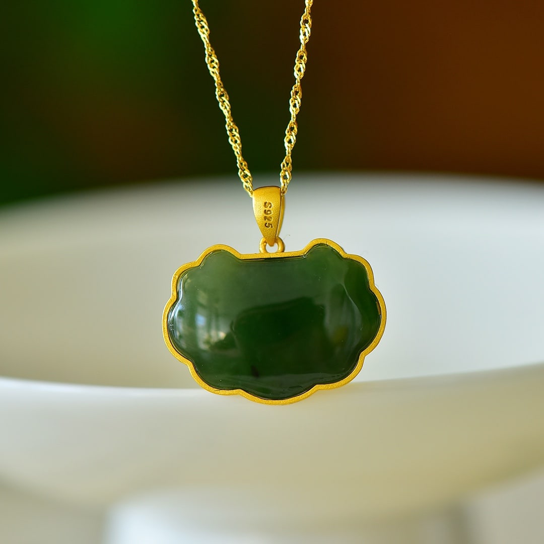 An Exquisite Sterling Silver-Gold Plated Inlaid Jasper Pendant: An Exquisite Sterling Silver-Gold Plated Inlaid Jasper Pendant,Size:0.7inx0.9in 纯银镀金镶碧玉项链