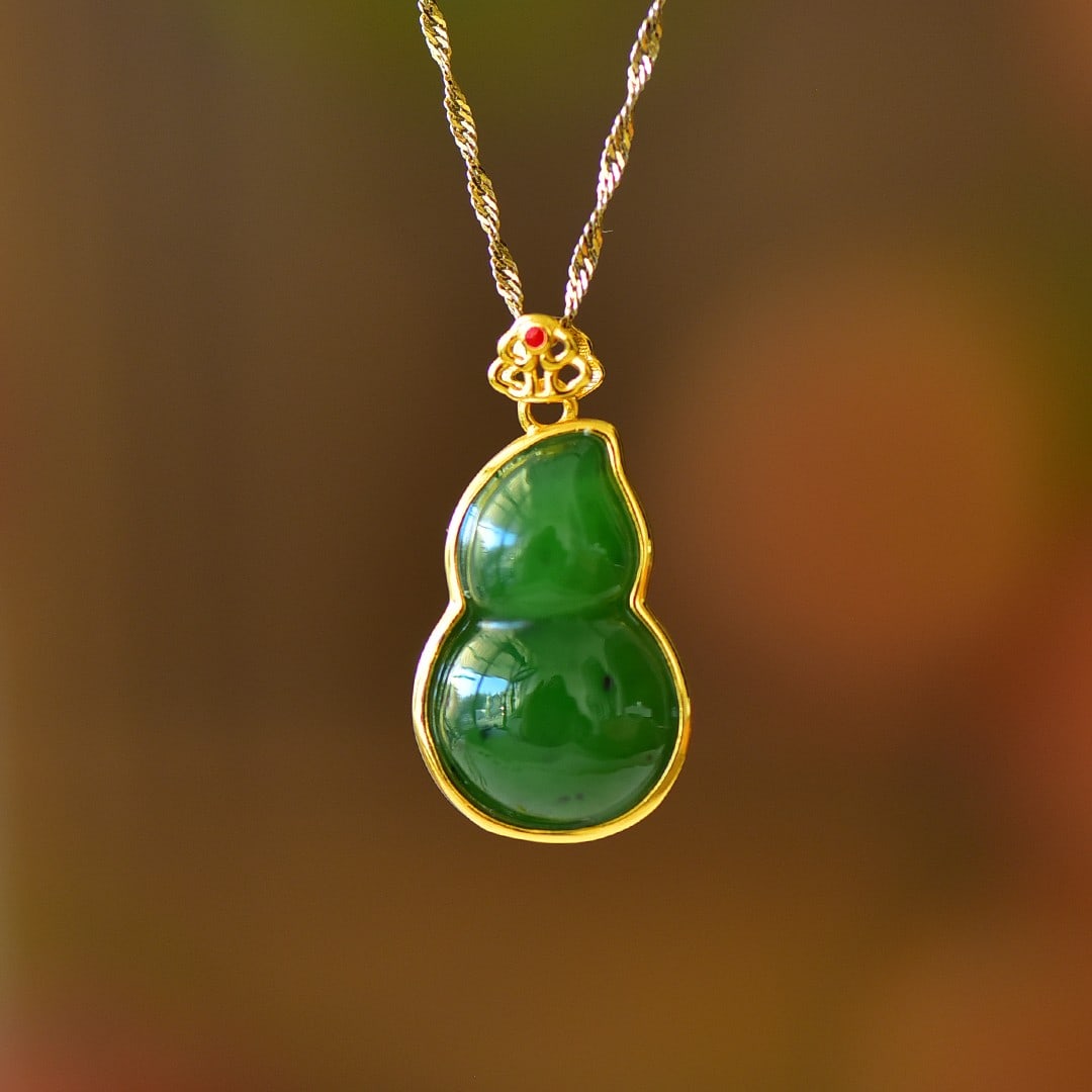An Exquisite Sterling Silver-Gold Plated Inlaid Jasper Pendant: An Exquisite Sterling Silver-Gold Plated Inlaid Jasper Pendant 纯银镀金镶碧玉吊坠