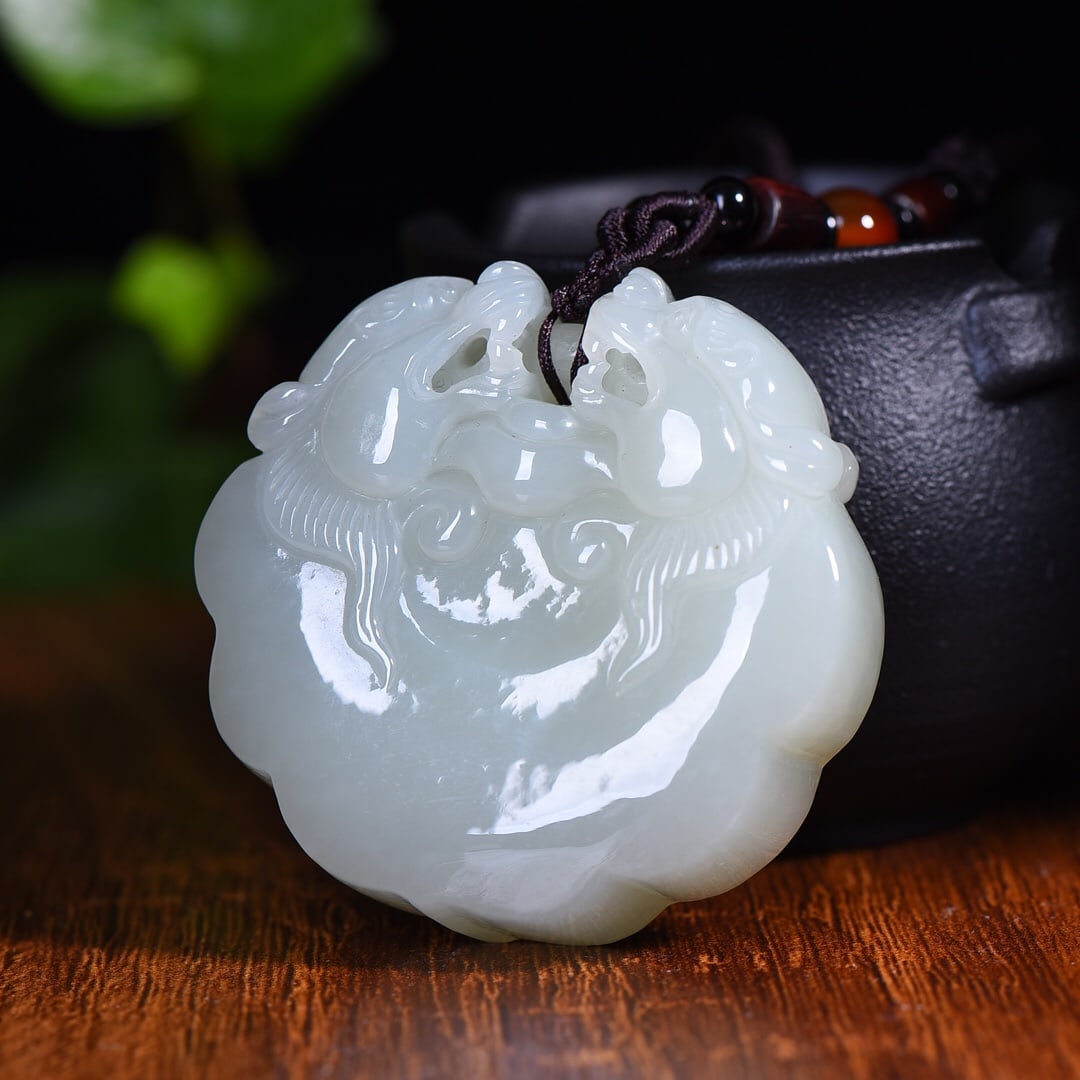 An Exquisite White Jade Dragon Pattern Pendant - 3