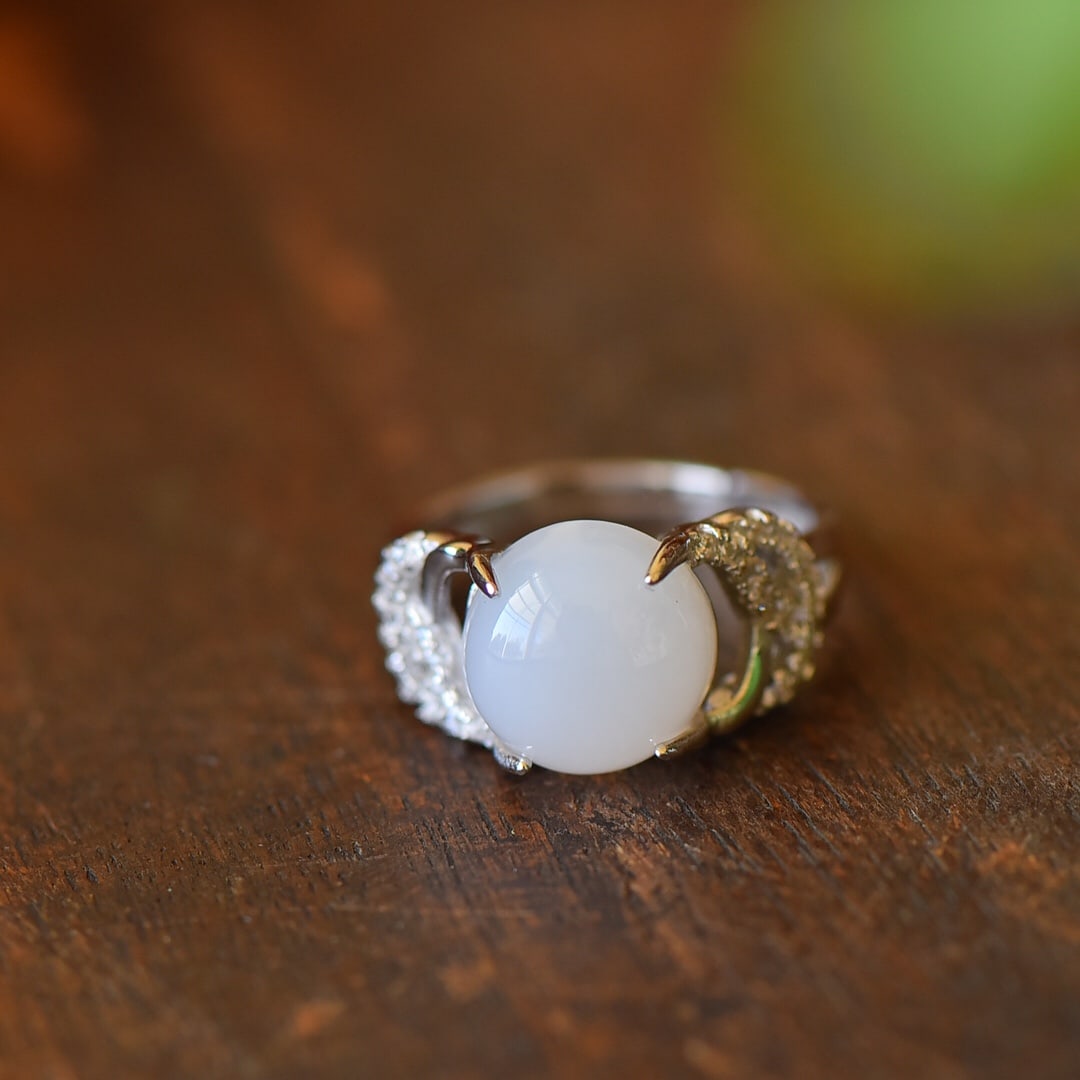 An Exquisite Sterling Silver Inlaid White Jade Ring,Inlaid Diamond: An Exquisite Sterling Silver Inlaid White Jade Ring,Inlaid Diamond,Size:0.4inx0.4in 纯银镶白玉戒指,嵌钻石