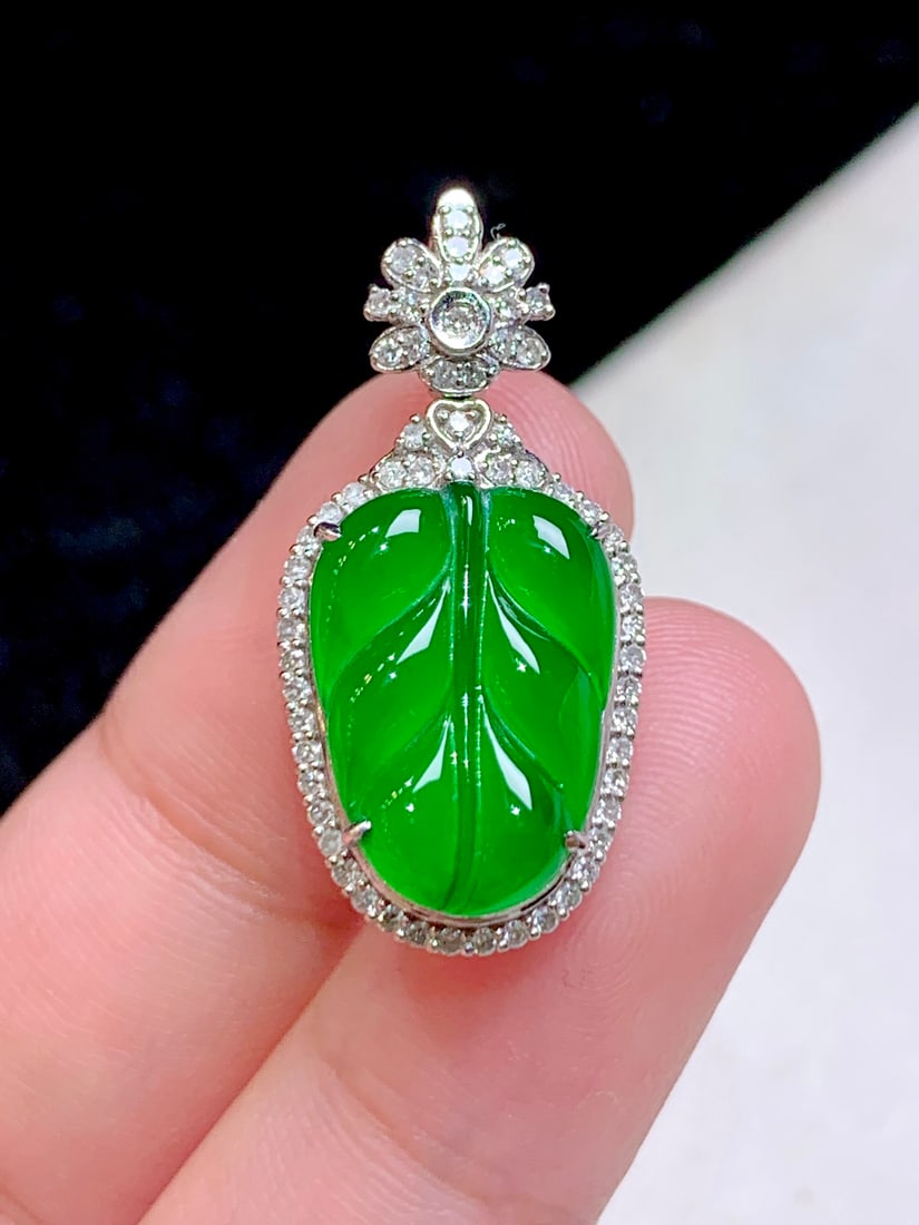 An Exquisite 18k Gold Diamond Inlaid Jadeite Pendant: An Exquisite 18k Gold Diamond Inlaid Jadeite Pendant,Size(Loose Stone):1inx0.6inx0.2in 18k金钻镶嵌翡翠吊坠