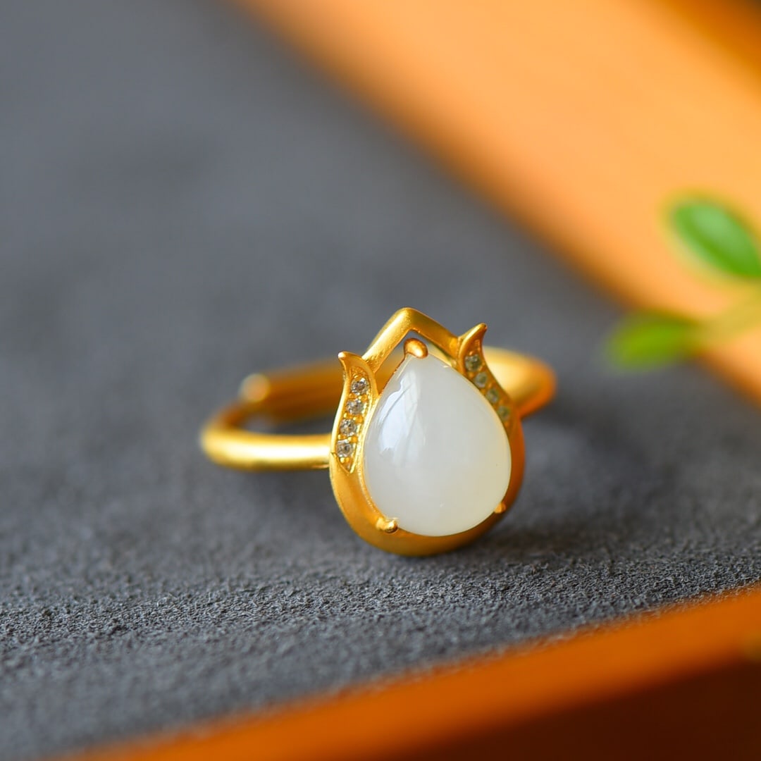 An Exquisite Sterling Silver-Gold Plated Inlaid White Jade Ring,Inlaid Diamond: An Exquisite Sterling Silver-Gold Plated Inlaid White Jade Ring,Inlaid Diamond,Size:0.4inx0.6in 纯银镀金镶白玉戒指,嵌钻石
