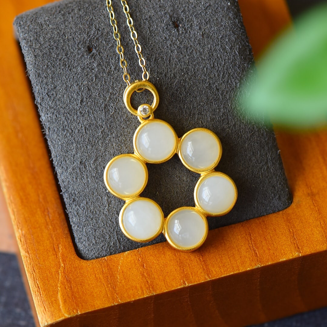 An Exquisite Sterling Silver-Gold Plated Inlaid White Jade Necklace: An Exquisite Sterling Silver-Gold Plated Inlaid White Jade Necklace,Size:0.8inx1.1in 纯银镀金镶白玉项链