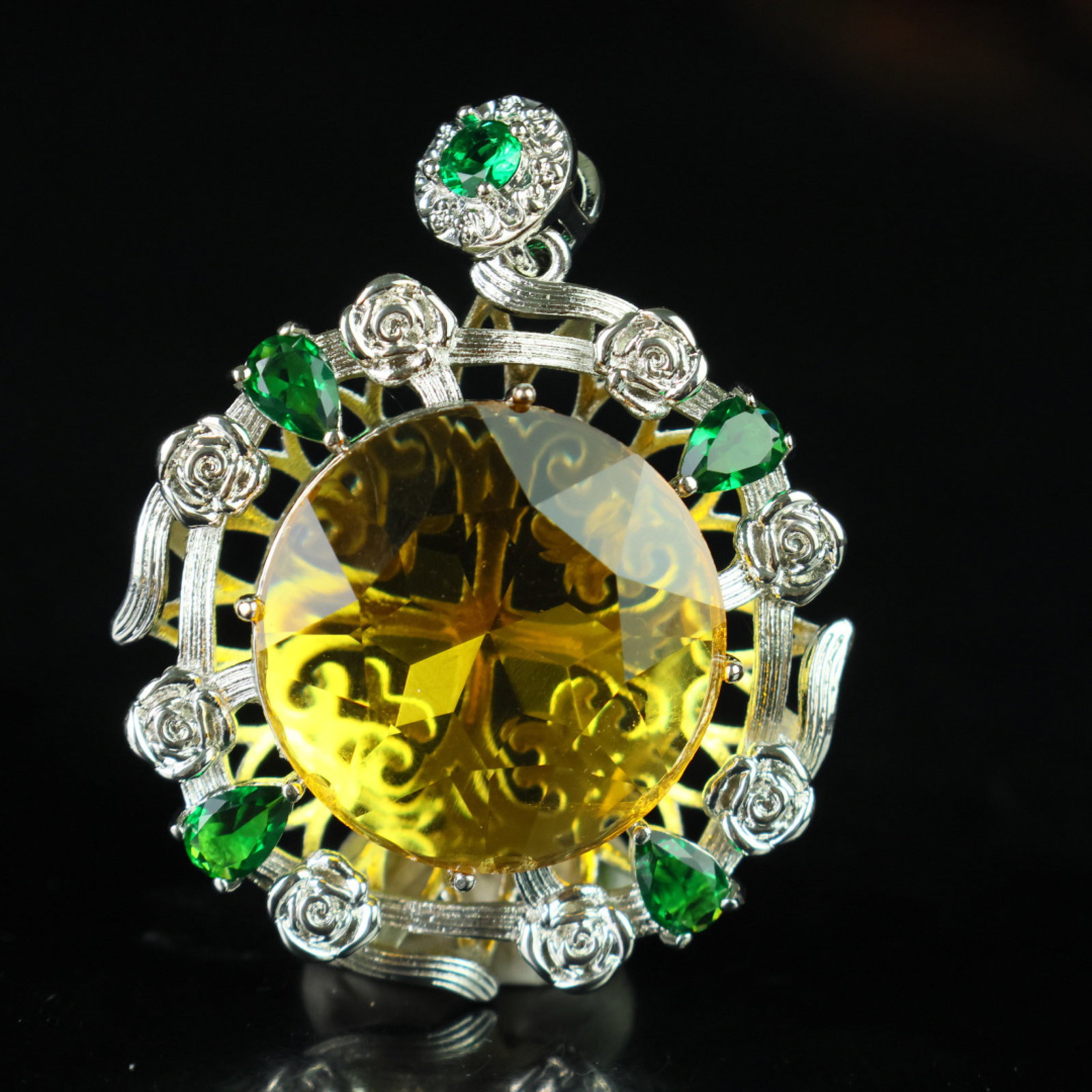 An Exquisite Pendant: An Exquisite Pendant,Size:1inx0.6in 一个精美的吊坠