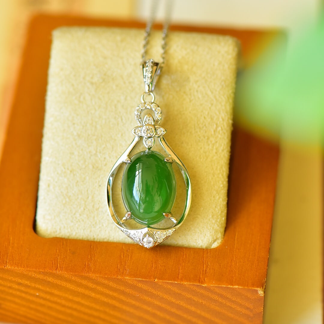 An Exquisite Sterling Silver Inlaid Jasper Necklace,Inlaid Diamond: An Exquisite Sterling Silver Inlaid Jasper Necklace,Inlaid Diamond,Size:0.6inx1.4in 纯银镶碧玉项链,嵌钻石