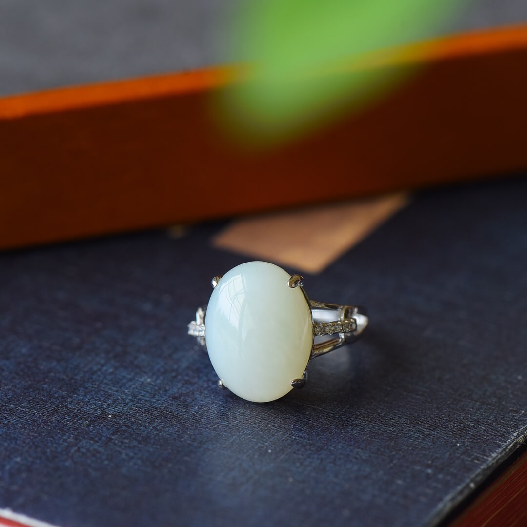 An Exquisite Sterling Silver Inlaid White Jade Ring,Inlaid Diamond: An Exquisite Sterling Silver Inlaid White Jade Ring,Inlaid Diamond,Size:0.4inx0.5in 纯银镶白玉戒指,嵌钻石