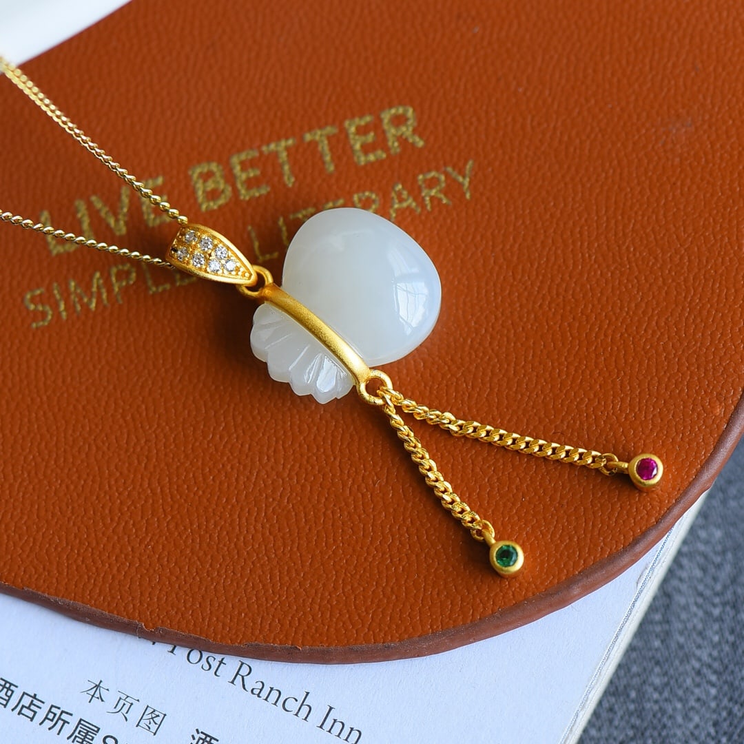 An Exquisite Sterling Silver-Gold Plated Inlaid White Jade Necklace,Inlaid Diamond: An Exquisite Sterling Silver-Gold Plated Inlaid White Jade Necklace,Inlaid Diamond,Size:0.5inx0.6in 纯银镀金镶白玉项链,嵌钻石