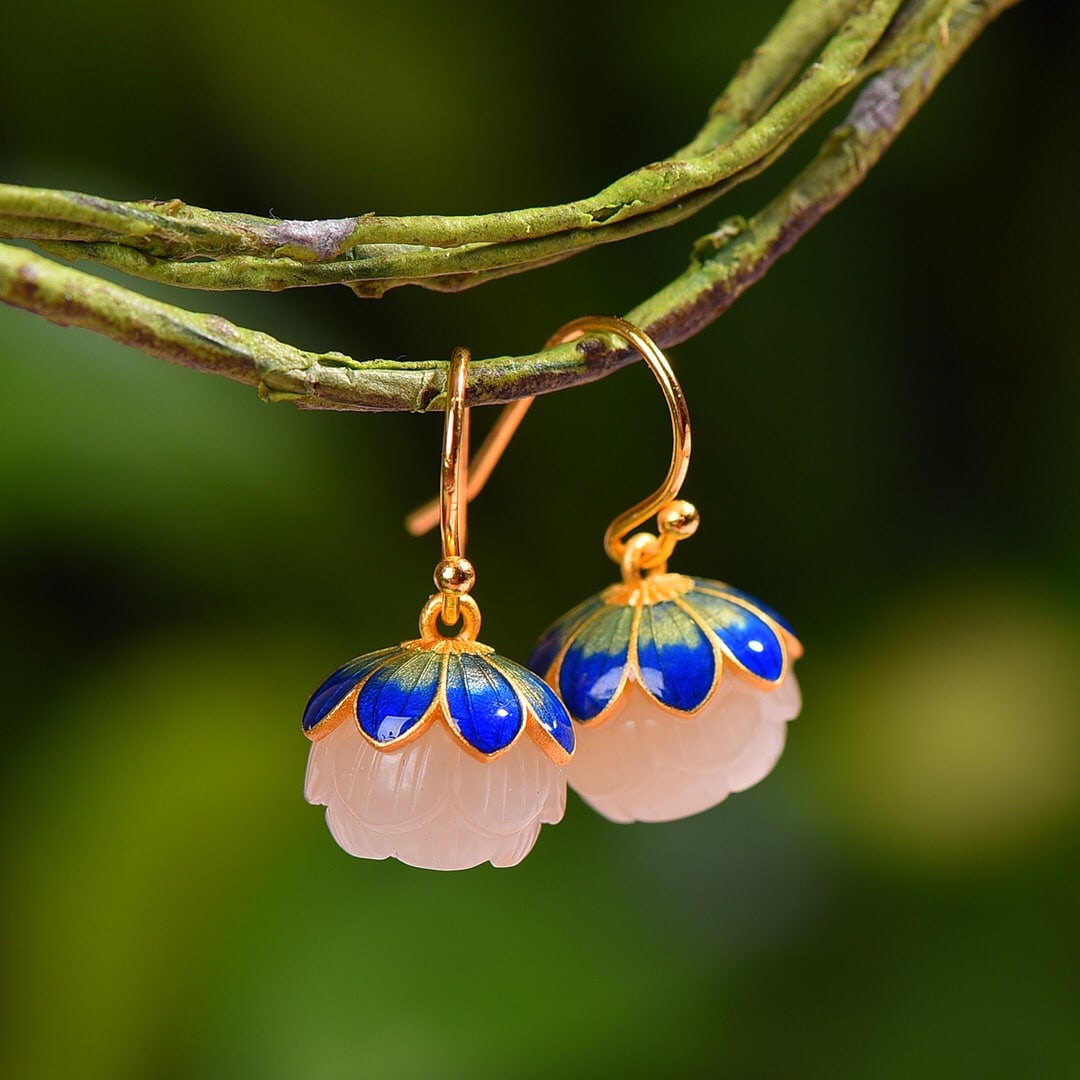 A Pair of Exquisite Sterling Silver-Gold Plated Inlaid White Jade Enamel Earrings: A Pair of Exquisite Sterling Silver-Gold Plated Inlaid White Jade Enamel Earrings,Size:0.5inx0.5in 一对纯银镀金镶白玉珐琅耳Ĩ