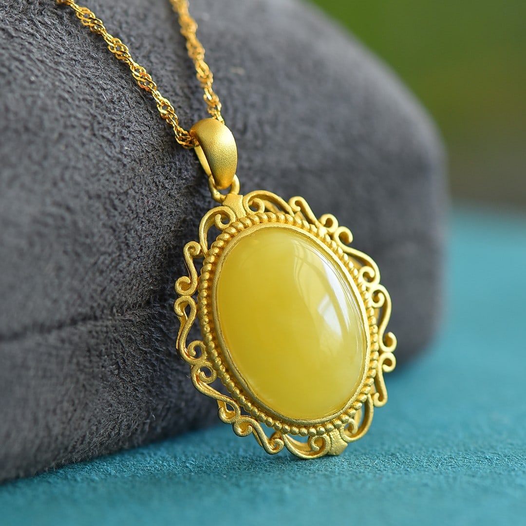 An Exquisite Sterling Silver-Gold Plated Inlaid Amber Necklace: An Exquisite Sterling Silver-Gold Plated Inlaid Amber Necklace,Size:0.5inx0.7in 纯银镀金镶琥珀项链