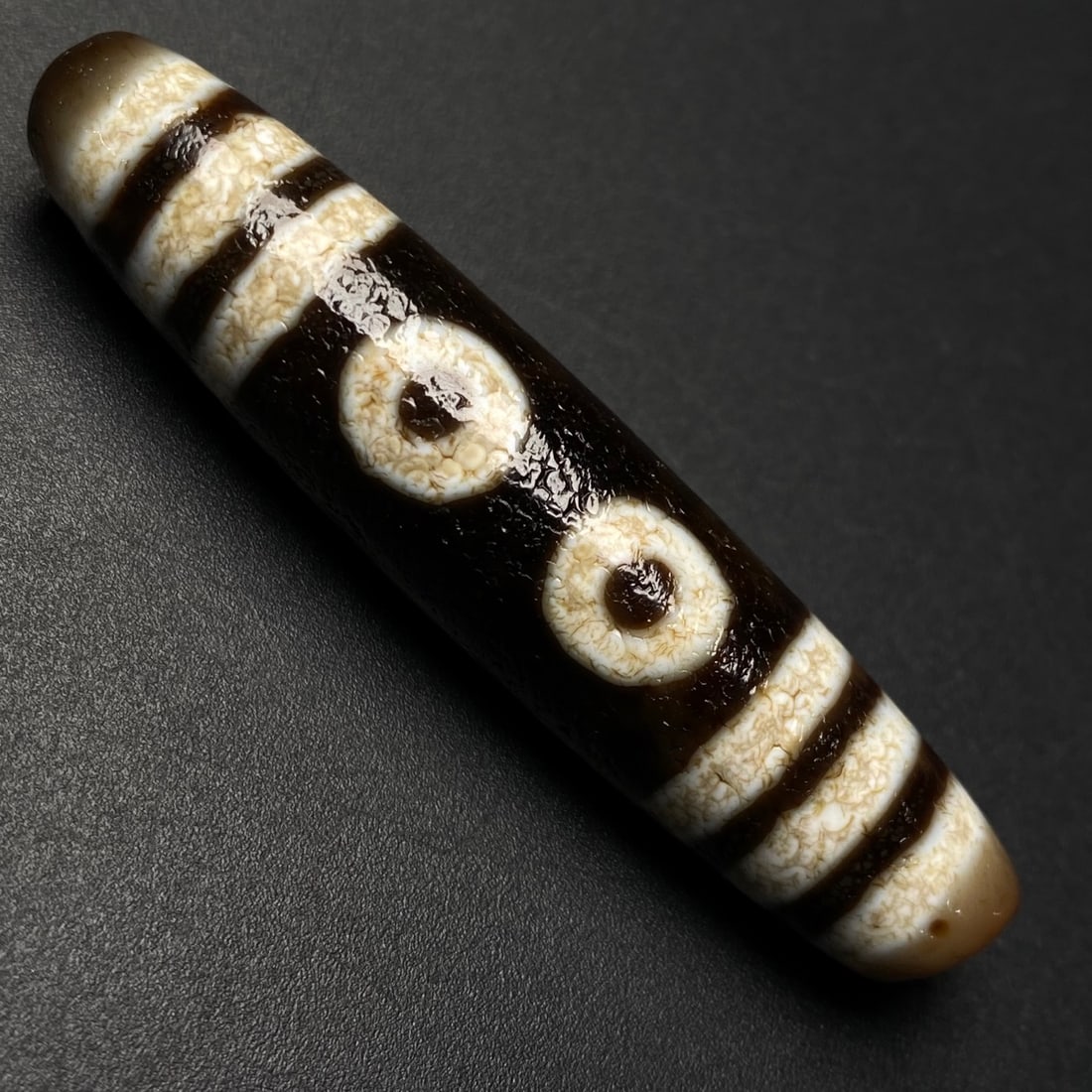 An Exquisite Dzi Bead Pendant: An Exquisite Dzi Bead Pendant,Size:2.2inx0.5in,Weight:13.1g 天珠挂件