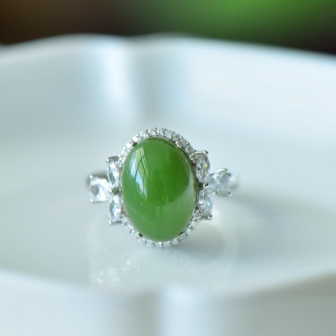 An Exquisite Sterling Silver Inlaid Jasper Ring,Inlaid Diamond: An Exquisite Sterling Silver Inlaid Jasper Ring,Inlaid Diamond,Size:0.6inx0.6in 纯银镶碧玉戒指,嵌钻石