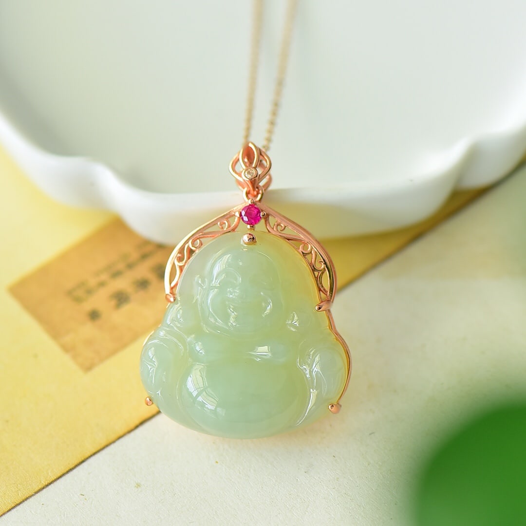 An Exquisite Sterling Silver Inlaid Green Jade Necklace: An Exquisite Sterling Silver Inlaid Green Jade Necklace,Size:1inx1.4in 纯银镶青玉项链