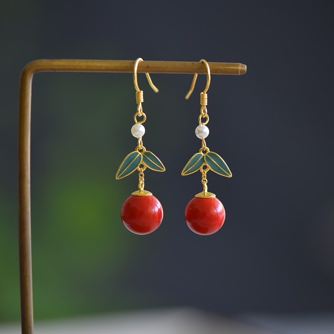 A Pair of Exquisite Sterling Silver-Gold Plated Inlaid Cinnabar Earrings: A Pair of Exquisite Sterling Silver-Gold Plated Inlaid Cinnabar Earrings,Size:0.4inx0.4in 一对纯银镀金镶朱砂耳环