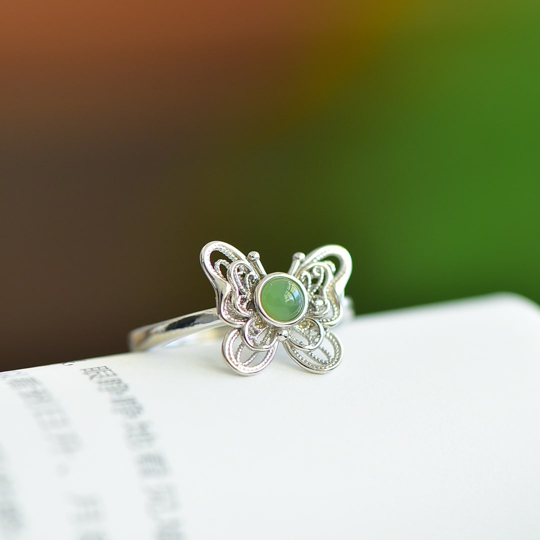 An Exquisite Sterling Silver Inlaid Jasper Ring: An Exquisite Sterling Silver Inlaid Jasper Ring 纯银镶碧玉戒指