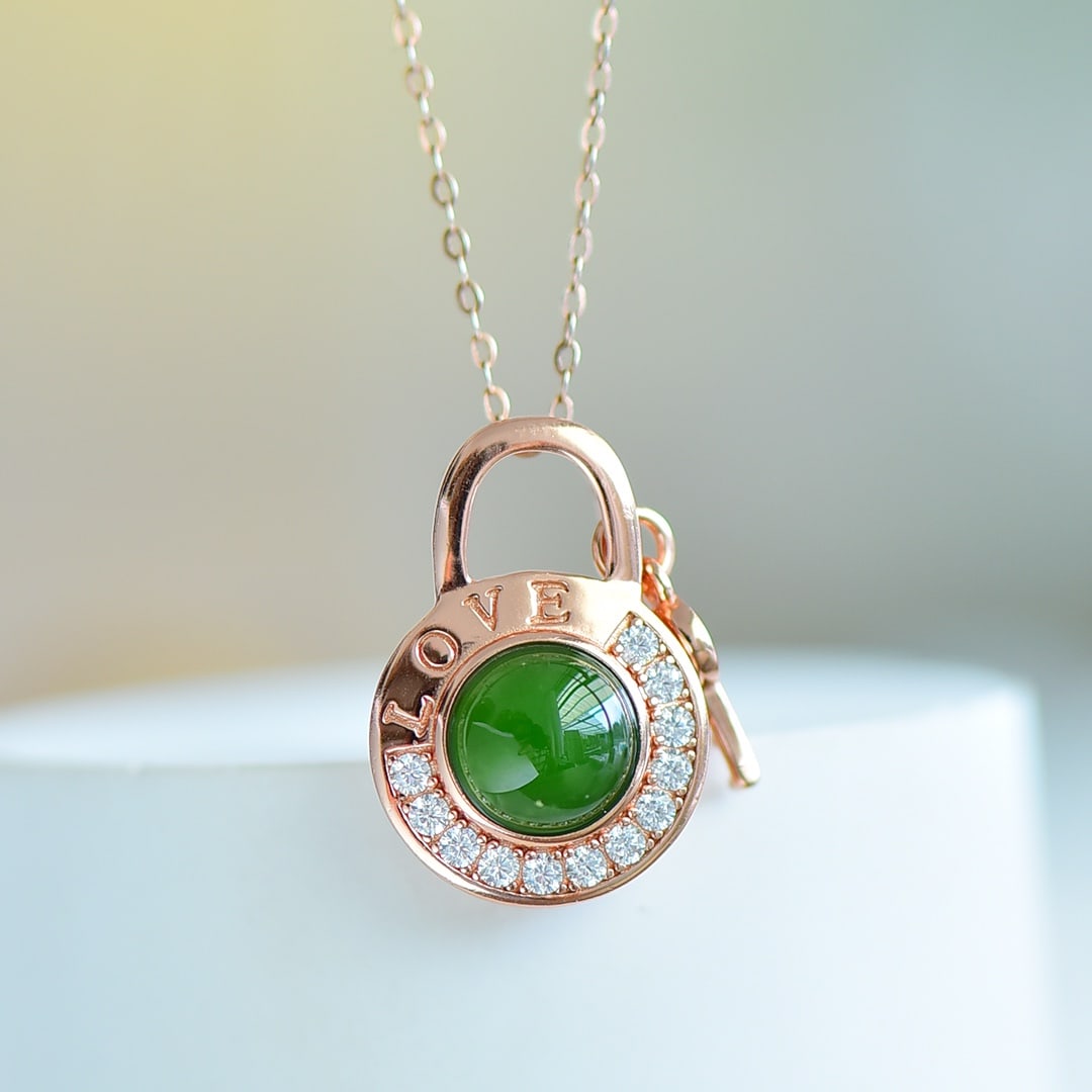 An Exquisite Sterling Silver-Gold Plated Inlaid Jasper Pendant,Inlaid Diamond: An Exquisite Sterling Silver-Gold Plated Inlaid Jasper Pendant,Inlaid Diamond 纯银镀金镶碧玉项链,嵌钻石