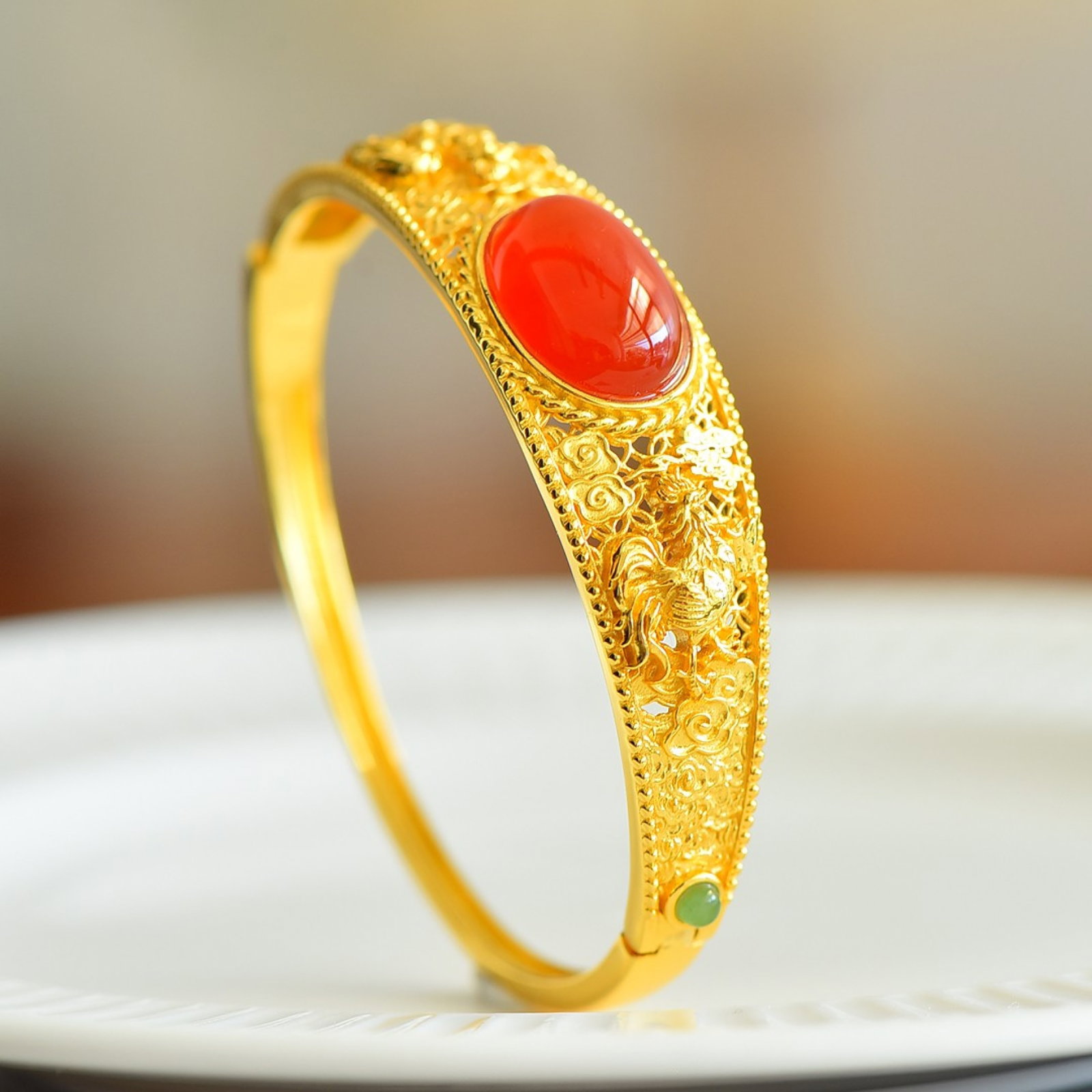 An Exquisite Sterling Silver-Gold Plated Inlaid Agate Bracelets: Estimated Value:800-1600 An Exquisite Sterling Silver-Gold Plated Inlaid Agate Bracelets,Size:13mmx18mm 纯银镀金镶玛瑙手镯