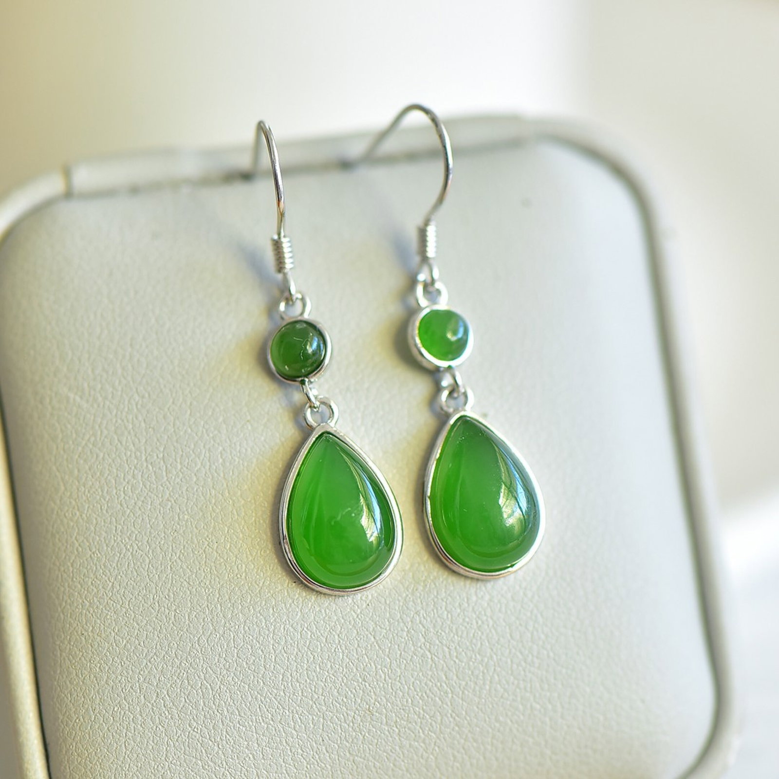 A Pair of Exquisite Sterling Silver Inlaid Jasper Earrings: Estimated Value:400-800 A Pair of Exquisite Sterling Silver Inlaid Jasper Earrings,Size:8mmx12mm 一对纯银镶碧玉耳环