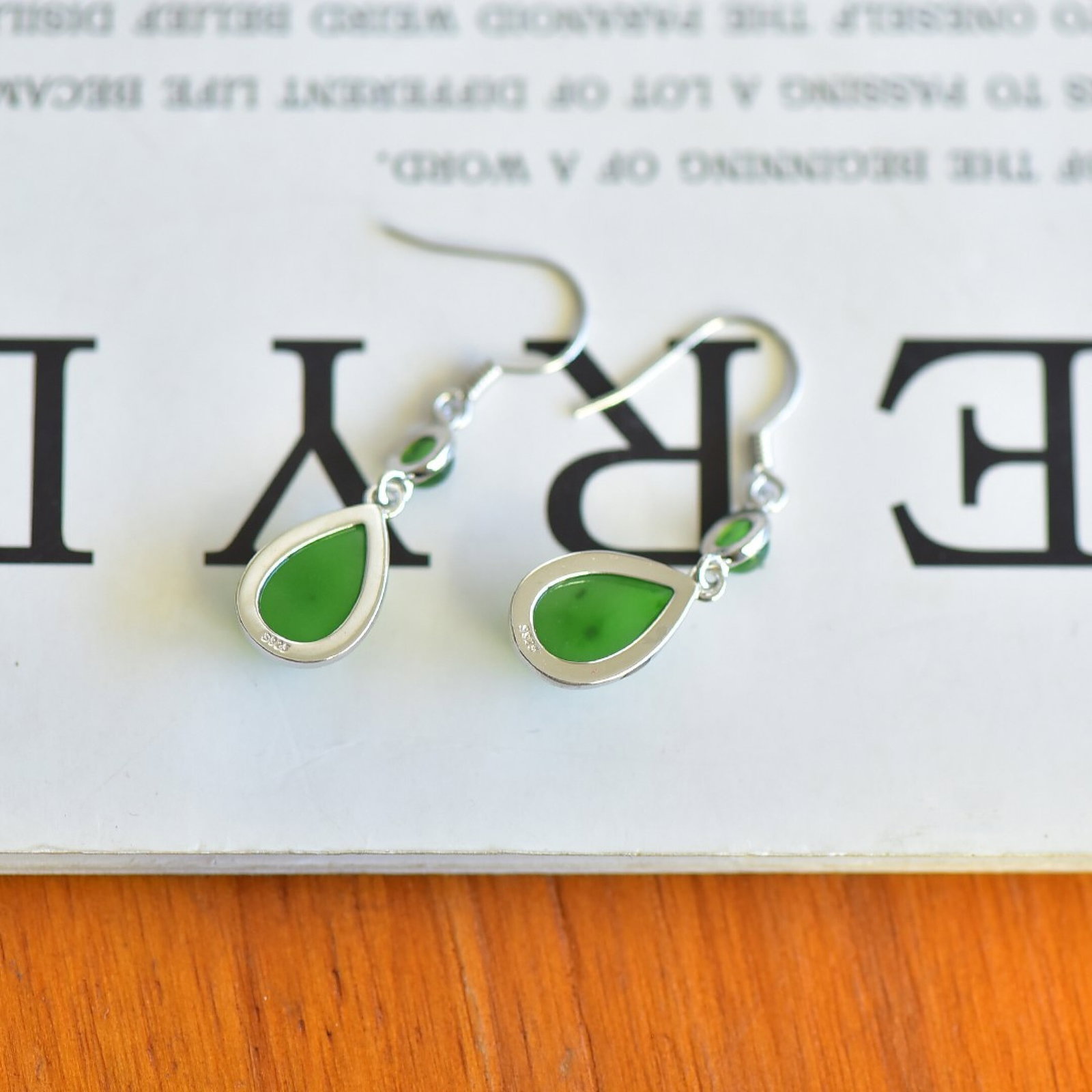 A Pair of Exquisite Sterling Silver Inlaid Jasper Earrings - 2