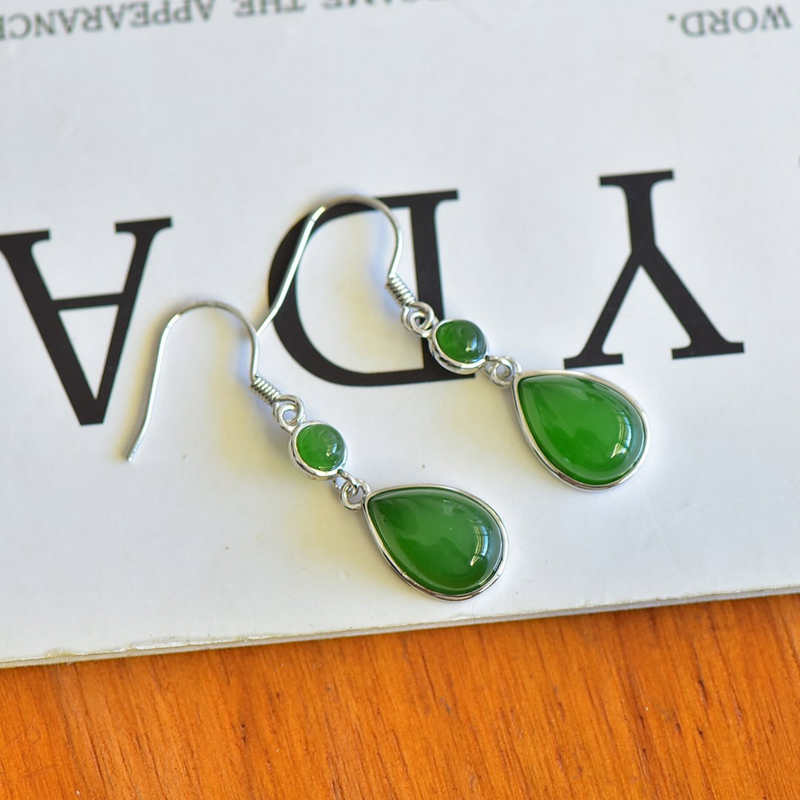 A Pair of Exquisite Sterling Silver Inlaid Jasper Earrings - 3