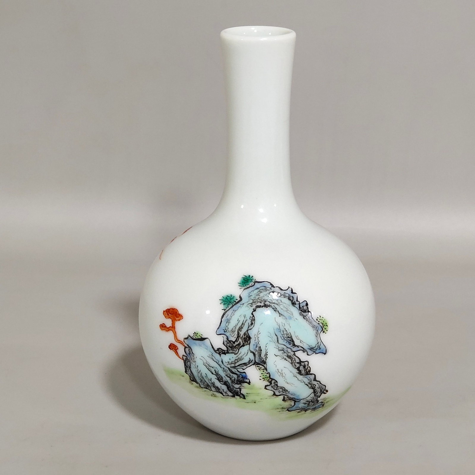 An Exquisite Famille-Rose Figure Pattern Vase - 2