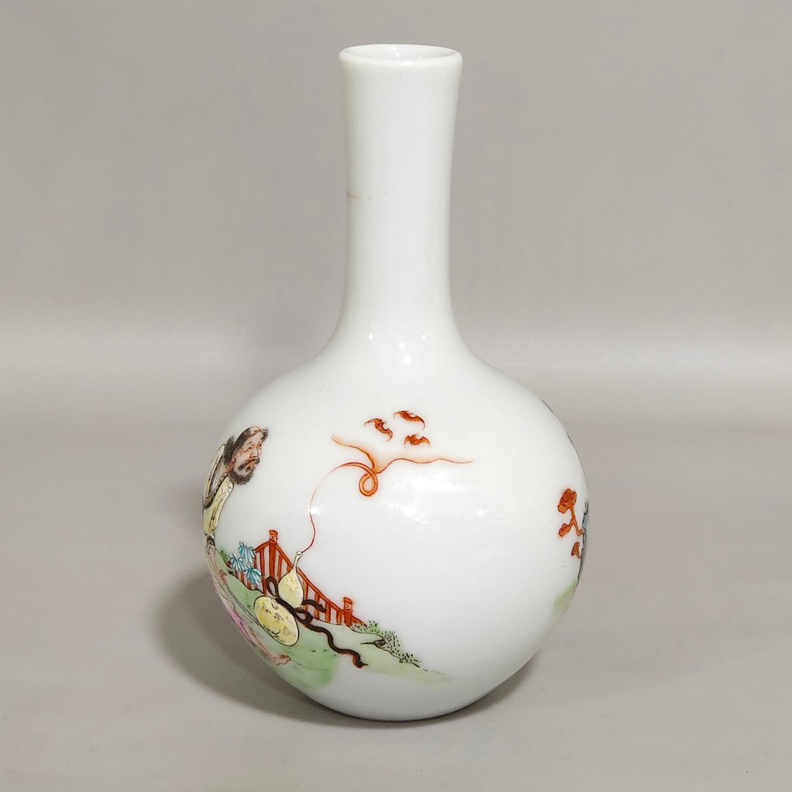 An Exquisite Famille-Rose Figure Pattern Vase - 3