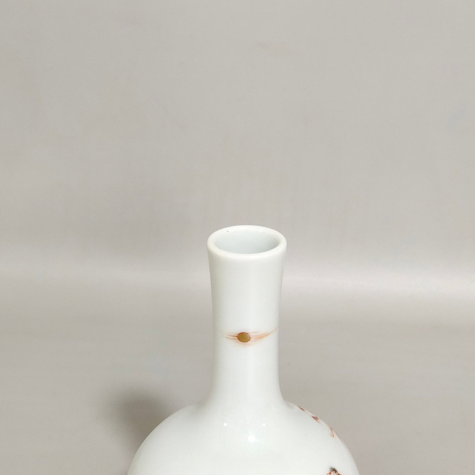 An Exquisite Famille-Rose Figure Pattern Vase - 5