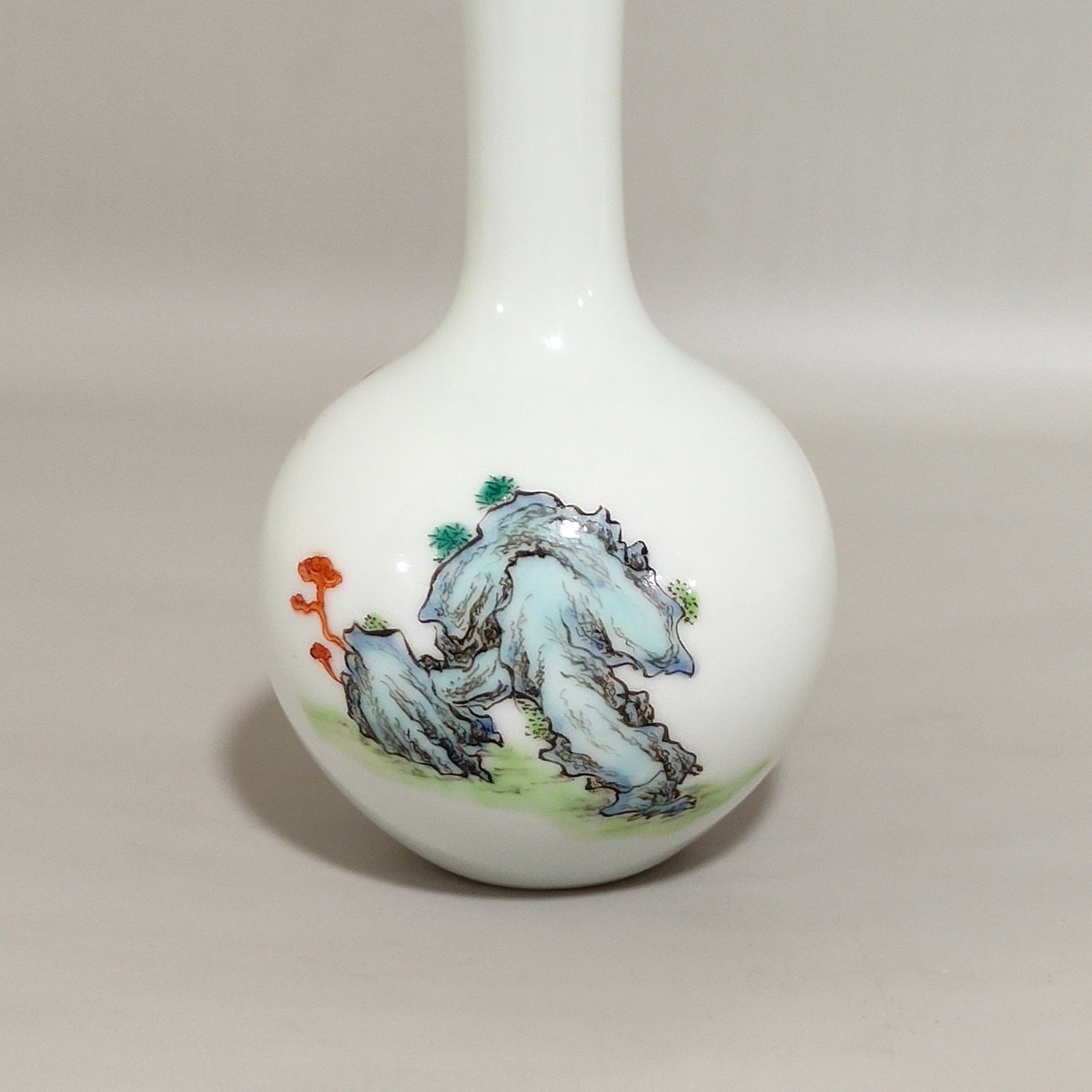 An Exquisite Famille-Rose Figure Pattern Vase - 6