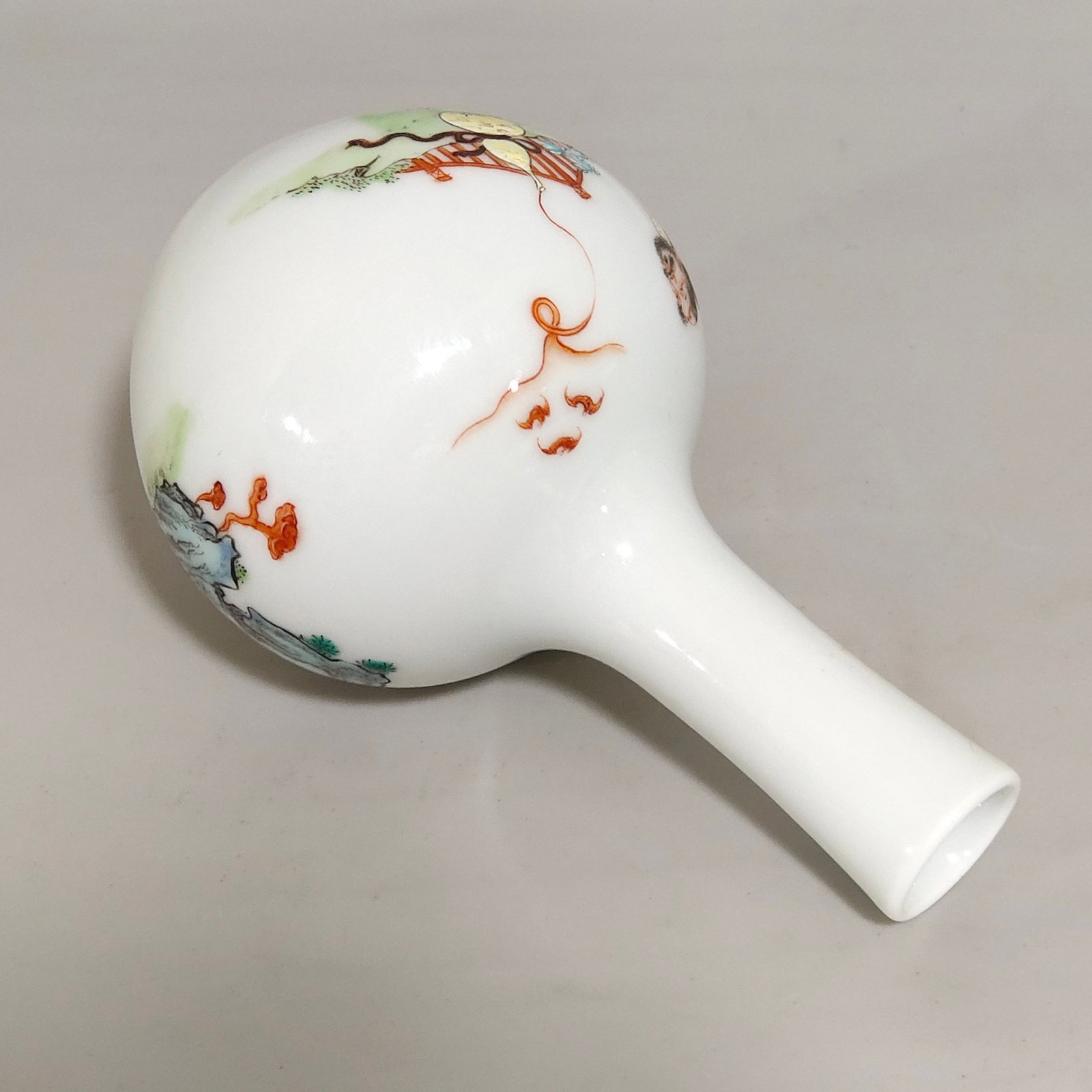 An Exquisite Famille-Rose Figure Pattern Vase - 7