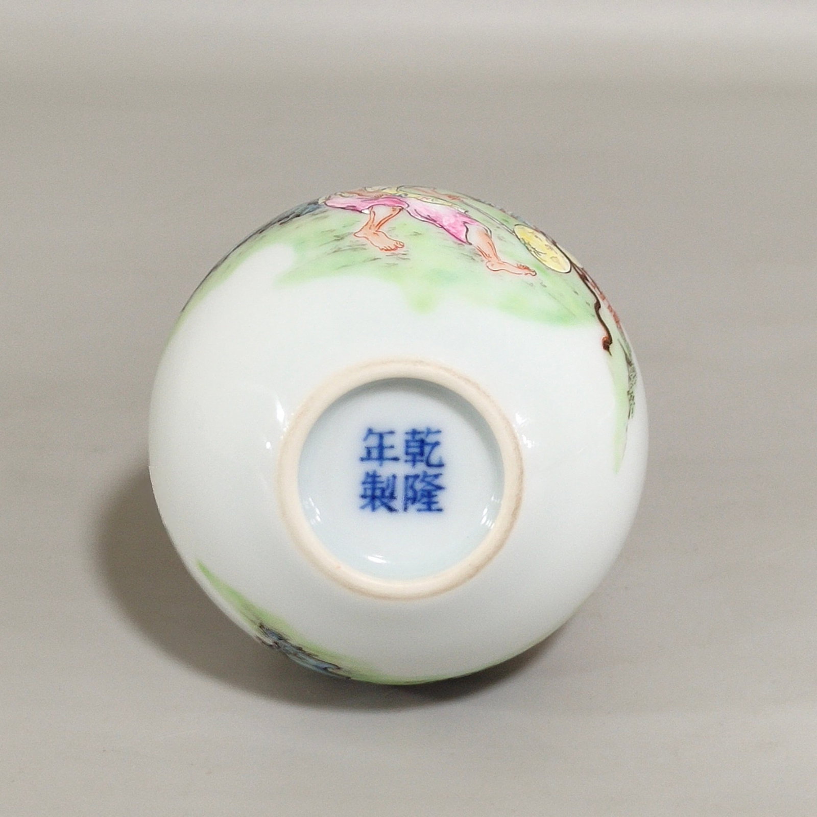 An Exquisite Famille-Rose Figure Pattern Vase - 8